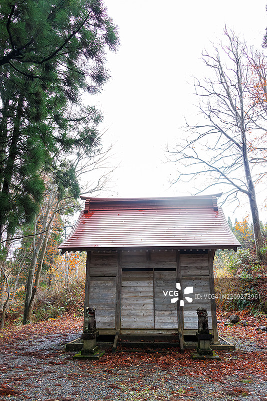 山中的小神社。图片素材