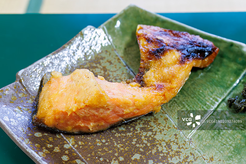 美味的烤三文鱼。典型的美味日本早餐，纯正的日本风格。主菜是新煮的越光米。图片素材