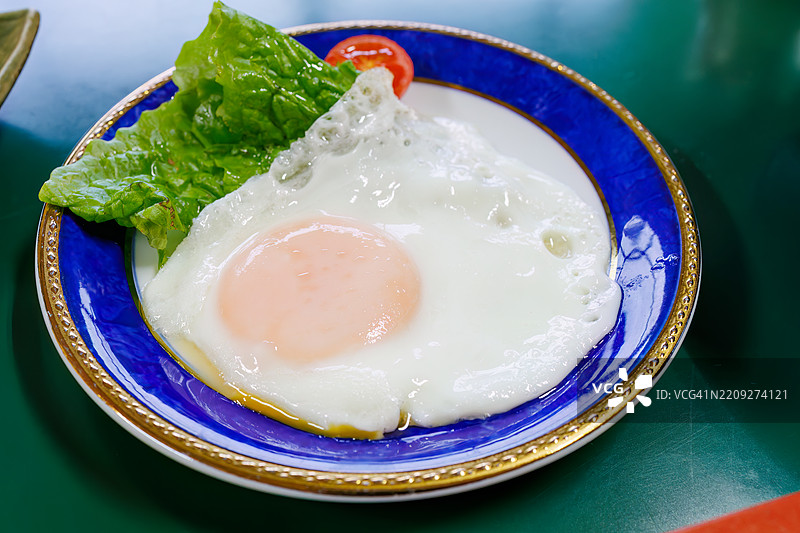 美味的煎蛋。典型的美味日本早餐，纯正的日本风格。主菜是新煮的越光米。图片素材