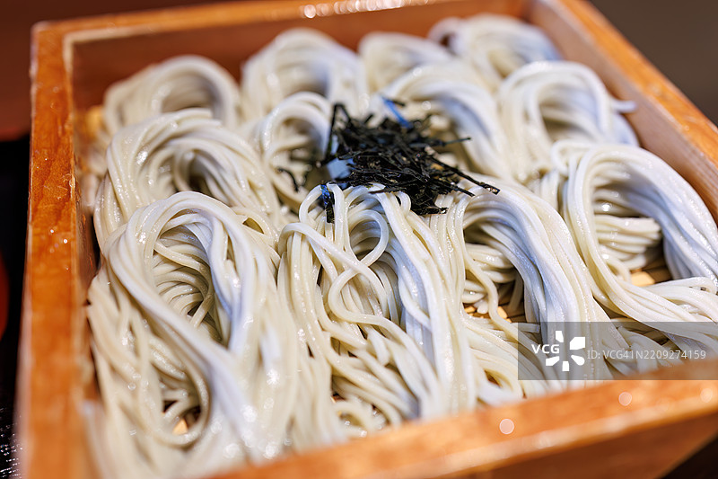 美味的“平蕎麦”（荞麦面）。这是一种用海藻“海苔”制作的美味荞麦面。它是新潟县鱼沼地区的特产。搭配新潟特产的冷酒。图片素材