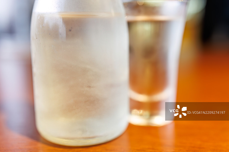 美味的“平蕎麦”（荞麦面）。这是一种用海藻“海苔”制作的美味荞麦面。它是新潟县鱼沼地区的特产。搭配新潟特产的冷酒。图片素材