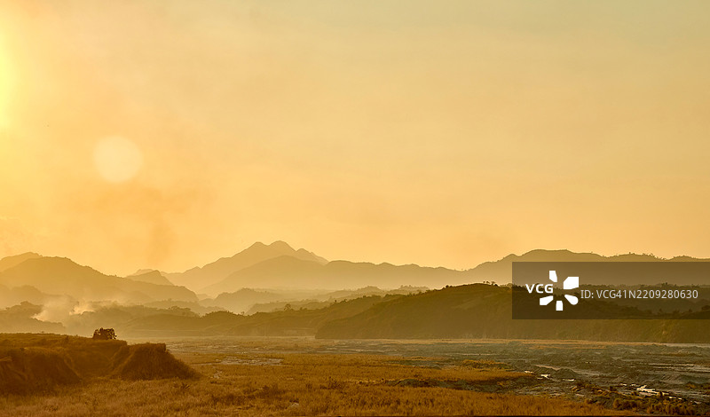 山地地形上的日落图片素材