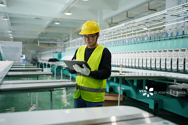 生产线工程师使用平板电脑图片素材