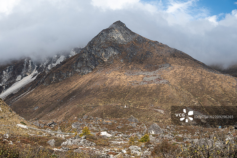喀扬金里山是尼泊尔喀扬金古巴村东北方向的一座小山，从喜马拉雅山的标准来看相对较小。该山的高度为4773米。图片素材