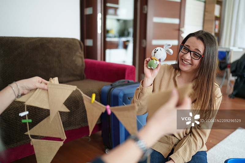 母亲和女儿在大学宿舍里拆包个人物品图片素材