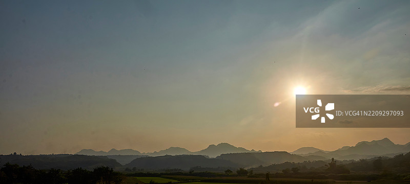 旁边的视角，看到庞巴旁的山脉地平线图片素材