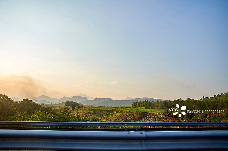 旁边的视角，看到庞巴加的山脉地平线图片素材