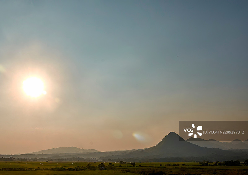菲律宾山脉的金色时刻剪影图片素材