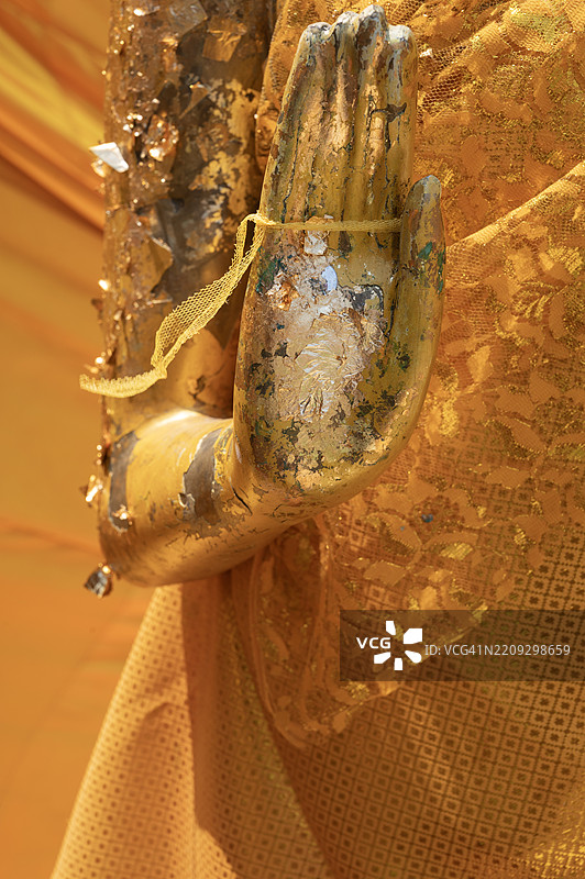 佛像表面覆盖着金箔图片素材