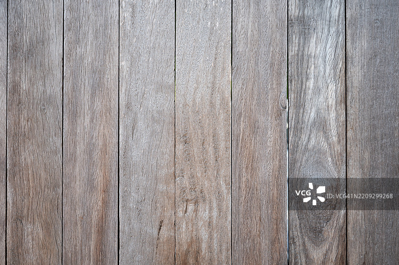 带有纹理图案的木质表面。木材的纹理清晰可见，颜色为棕色。图片素材