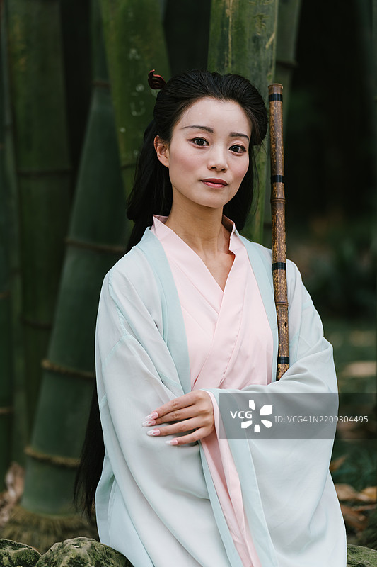 汉服之美：在竹林中吹笛的中国女性图片素材