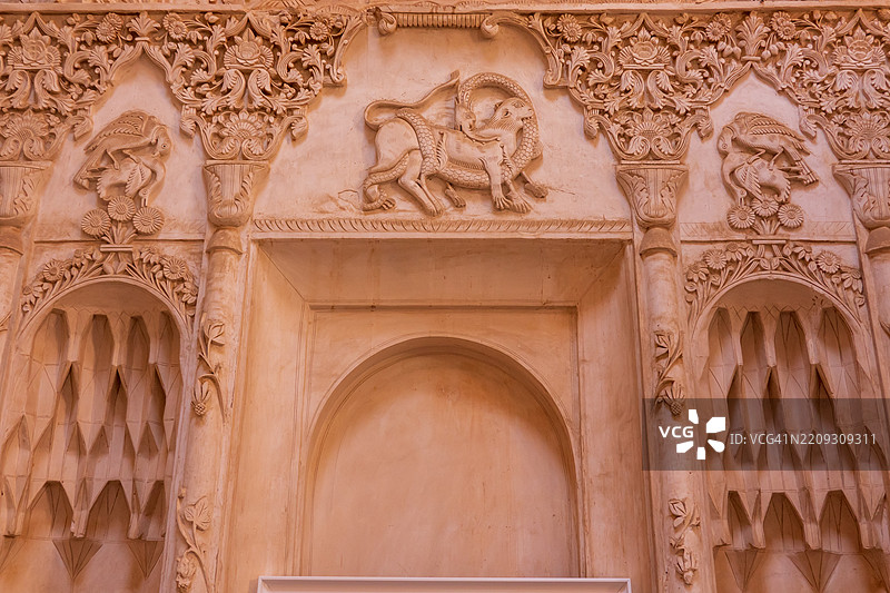 卡尚一座历史建筑墙上的雕塑和艺术作品图片素材