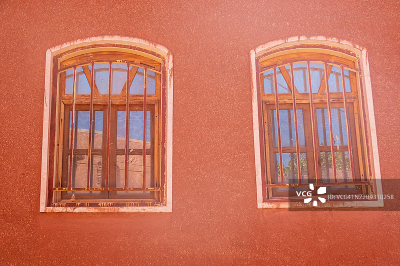 窗户与红色泥土墙图片素材