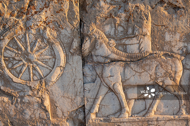 波斯波利斯的古代浮雕。萨卡人向波斯国王献上礼物和贡品。图片素材