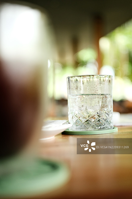 木桌上的水杯图片素材