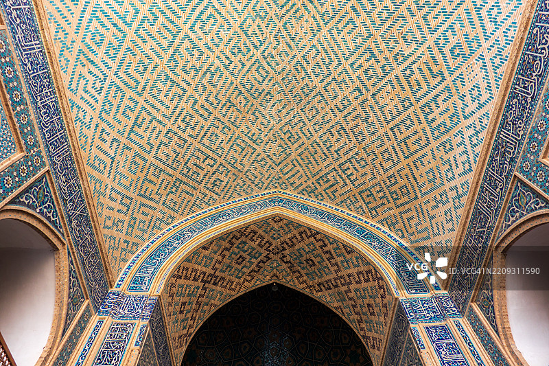 亚兹德大清真寺天花板和墙壁上的伊斯兰书法作品图片素材