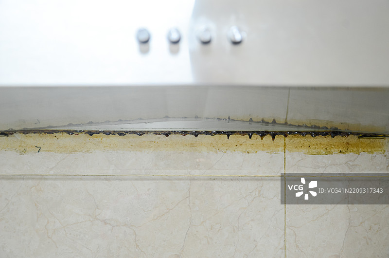 厨房油烟机特写，沾满顽固的油脂和污垢，展示了最令人头疼的家庭清洁挑战之一。图片素材