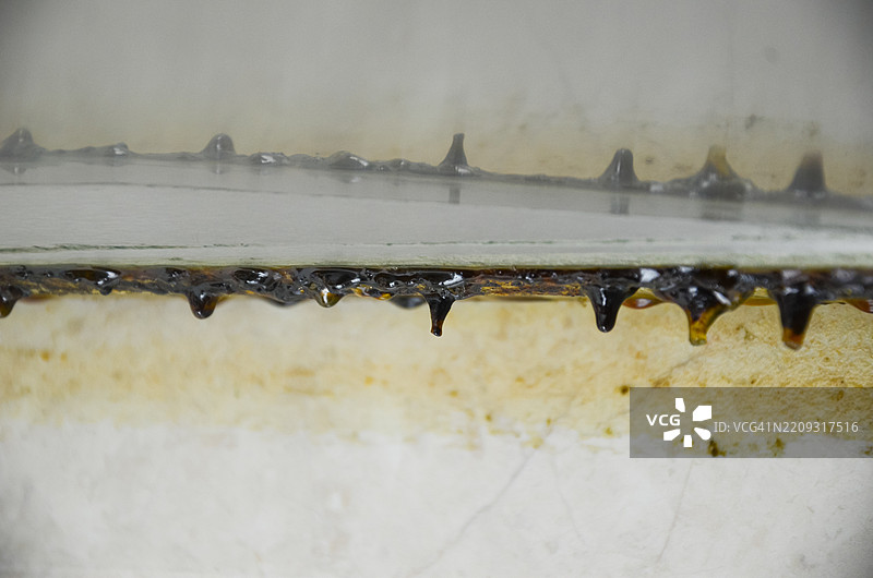 厨房油烟机特写，沾满顽固的油脂和污垢，展示了家庭清洁中最令人沮丧的挑战之一。图片素材