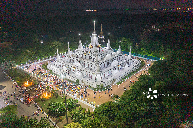 维萨卡布查节的鸟瞰图，传统上会点燃蜡烛、绕寺而行和冥想，以向佛陀致敬，在阿索卡拉姆寺举行。图片素材