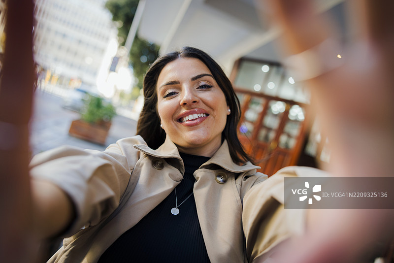 城市脉动：现代女性的步伐图片素材