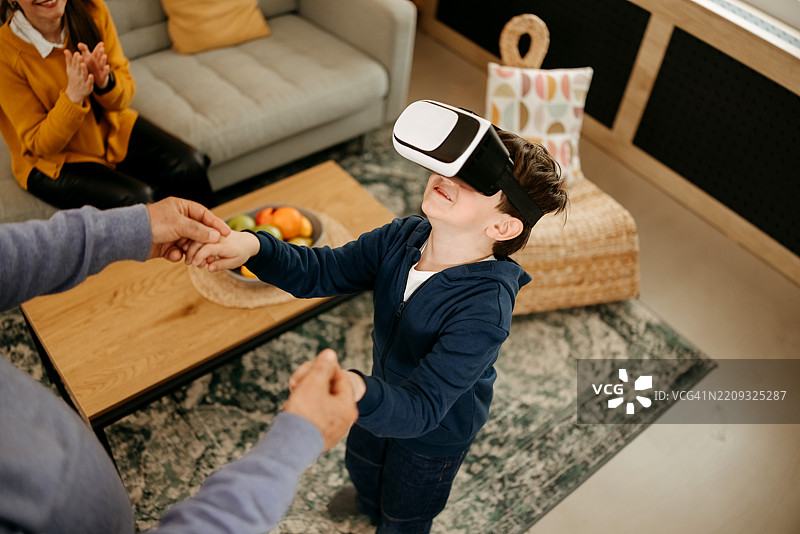 在线虚拟现实探险图片素材