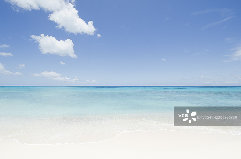 加勒比海平静的海面和沙滩图片素材