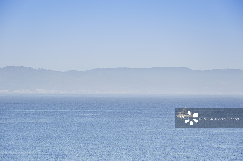 宁静的德雷克湾上的小渔船图片素材