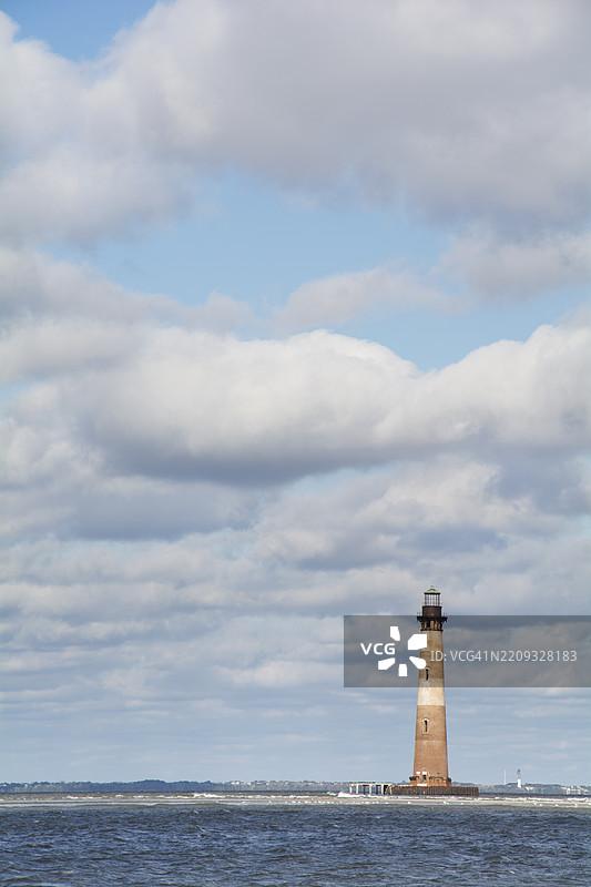 莫里斯岛灯塔上方的白色蓬松云朵图片素材