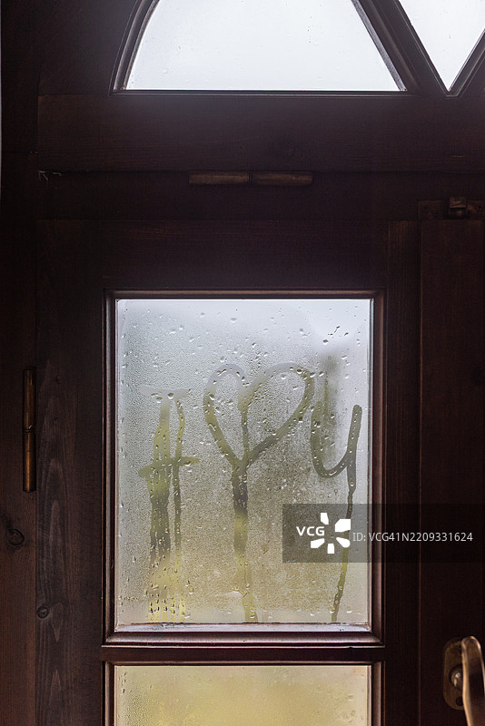 雾气蒙蒙的窗户上写着“我爱你”的信息图片素材