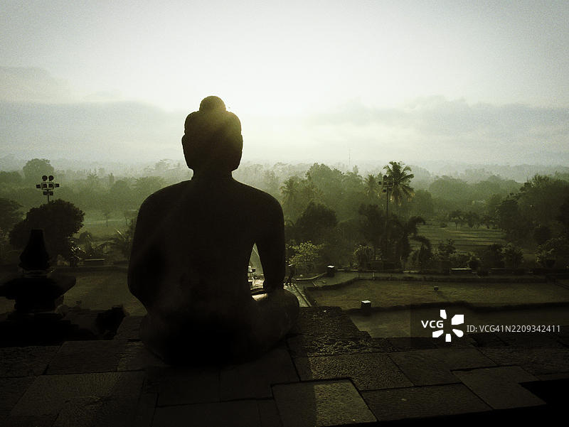 背光中的佛像图片素材