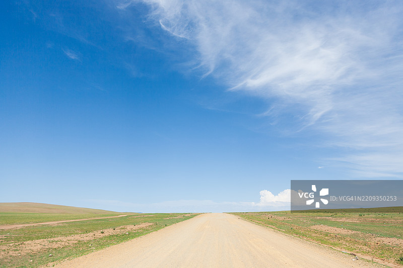 中蒙古草原上的一条土路。中亚。图片素材