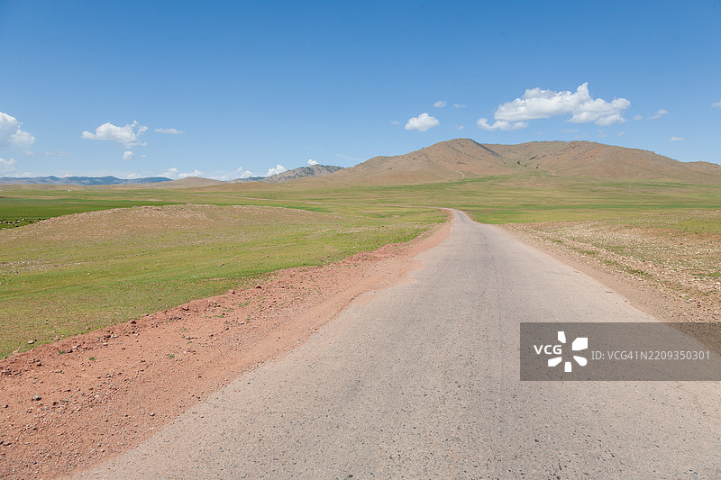 中亚蒙古中部的草原公路。图片素材