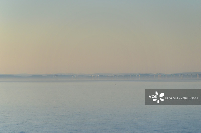 地平线上的涡轮机图片素材