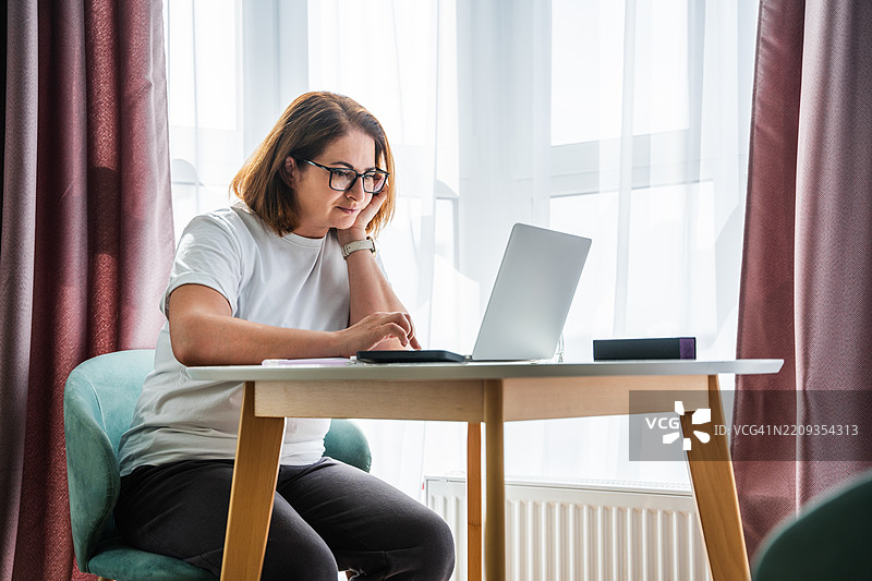 一位女性在电脑前在线工作图片素材