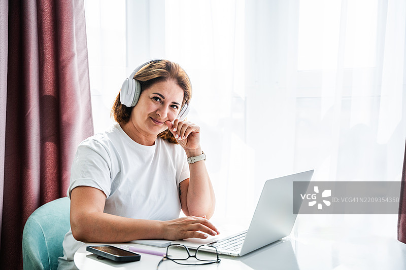 一位女性在电脑前在线工作图片素材