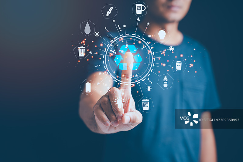 一个男人正在按下一个屏幕上的按钮，屏幕上有很多图标。图片素材