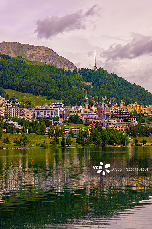 美丽的城市风景和阿尔卑斯山湖圣莫里茨，阳光明媚的夏日，背景是瑞士阿尔卑斯山的山景。图片素材