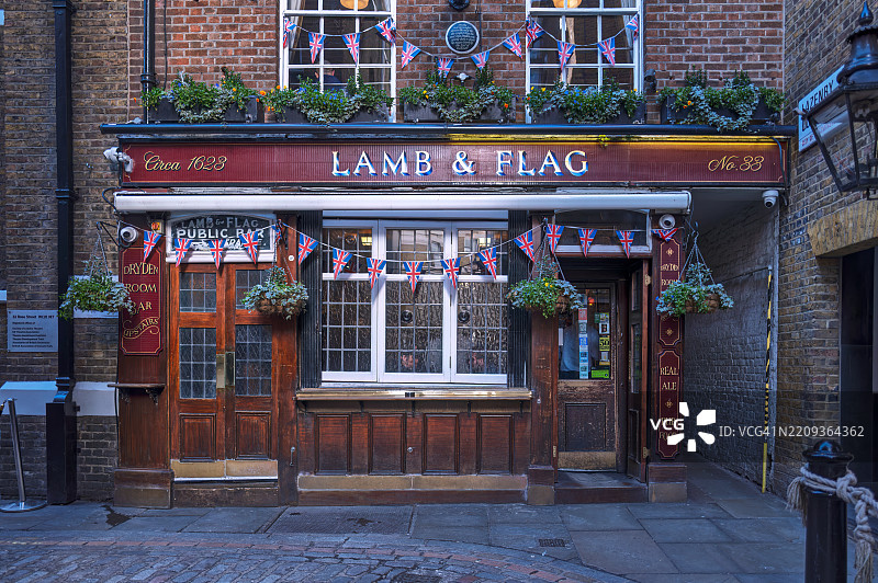 伦敦科文特花园玫瑰街的羊羔与旗帜酒吧图片素材