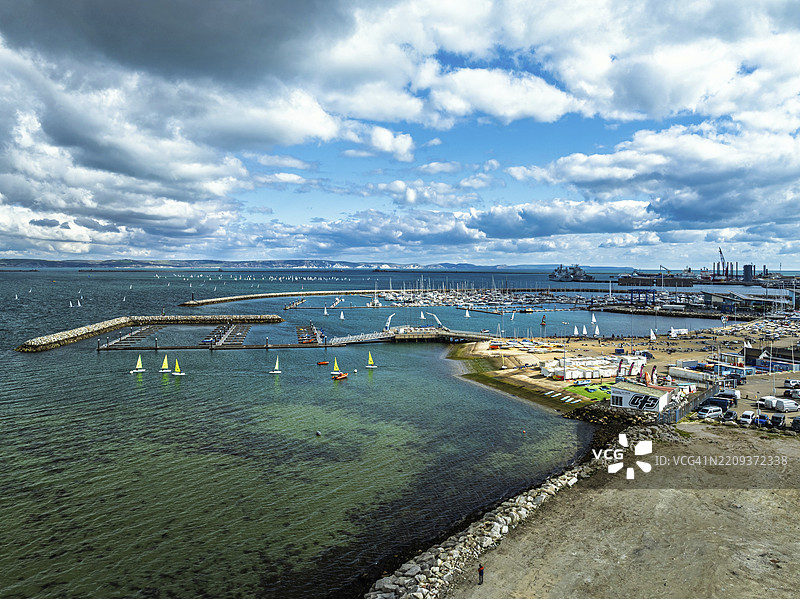 从无人机拍摄的波特兰分支RNSA停泊处的帆船，波特兰港和码头，波特兰，多塞特，英格兰，联合王国，欧洲图片素材
