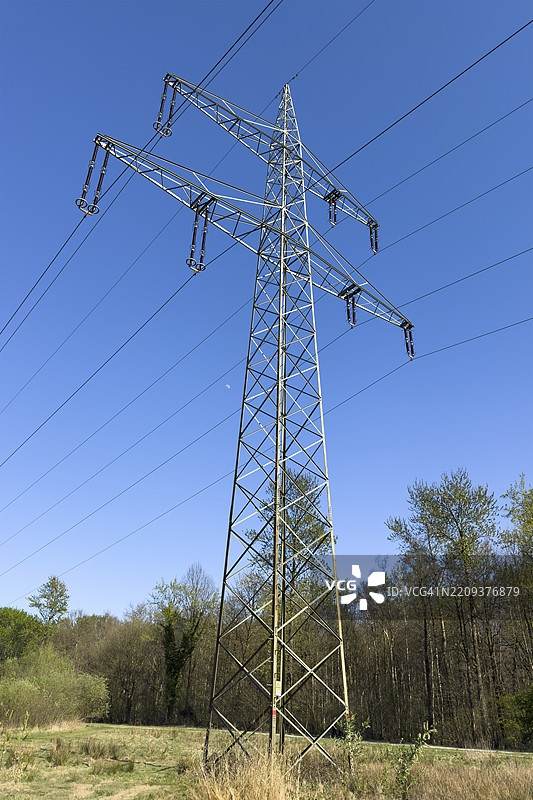高压电线 高压线路 高压线架设在电力杆上 电力杆 高压杆 支撑杆矗立在德国欧洲的野生草地上图片素材