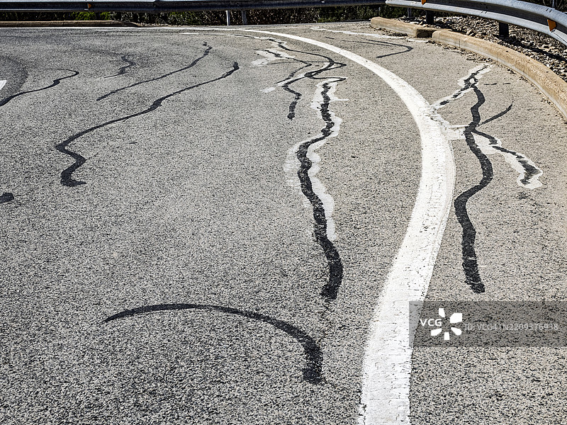 修复了状况不佳的道路上的沥青裂缝。图片素材