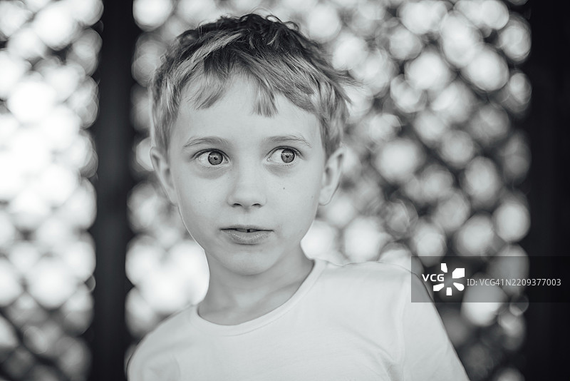 黑白户外肖像，七岁可爱男孩图片素材