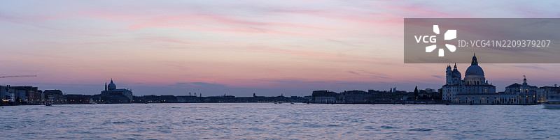 威尼斯,意大利,欧洲,朱代卡运河上,圣玛利亚·德拉·萨卢特教堂和救主教堂的日落全景,两座许愿教堂。图片素材