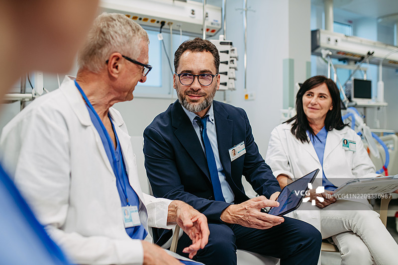 医疗销售代表介绍新医疗产品。图片素材