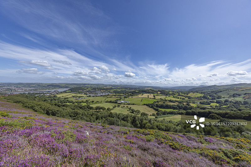 康威城堡的全景，位于康威河上的中世纪城堡遗址，周围环绕着山丘和小镇，康威，威尔士，英国，欧洲图片素材