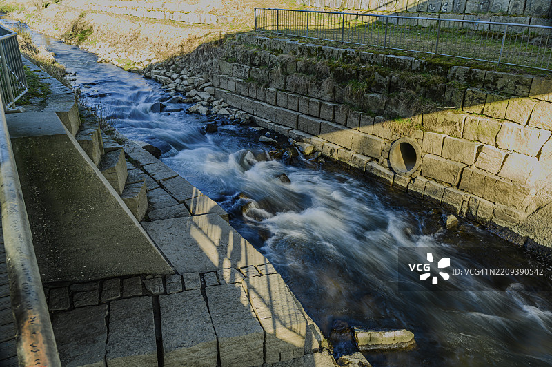 清澈的河流流经石质河岸和桥梁，丹ube弯道的湿地森林，博根，下巴伐利亚图片素材