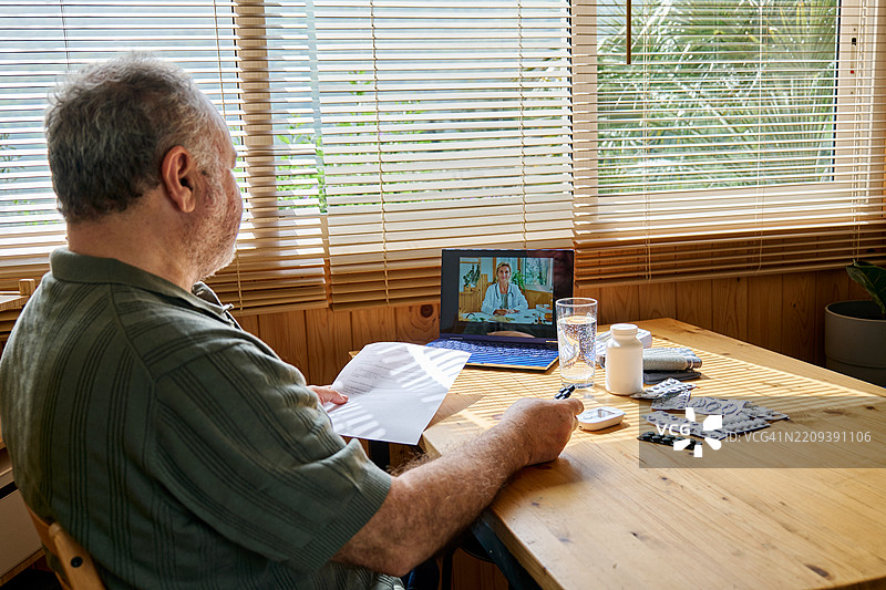 成熟男性与医生在线交流健康问题图片素材