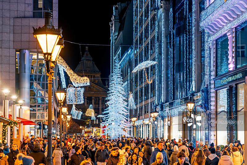布达佩斯，匈牙利，装饰着圣诞灯饰的时尚街道图片素材