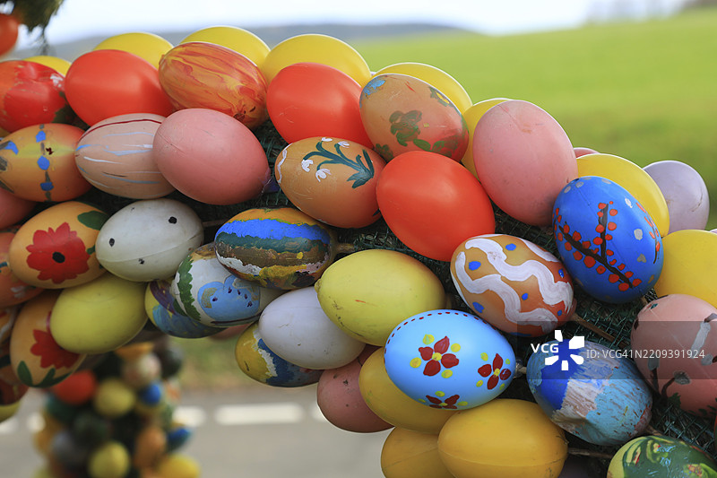 德国上弗兰肯,弗兰克尼亚瑞士,莱赫滕费尔斯区,阿尔滕库恩施塔特,法夫登多夫圣乔治教堂的复活节喷泉,细节,五彩缤纷的复活节彩蛋图片素材