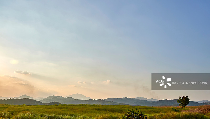 一片开阔的田野，绿草如茵的小山丘图片素材